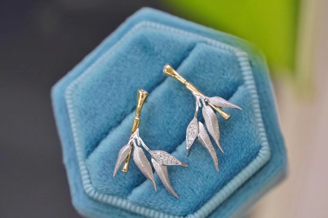 18K金钻石竹叶耳钉，灵动竹韵，细节到位