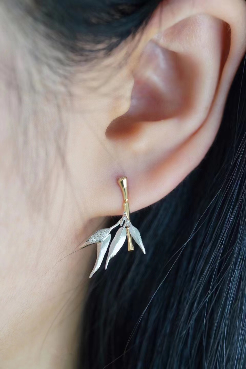 18K金钻石竹叶耳钉，灵动竹韵，细节到位