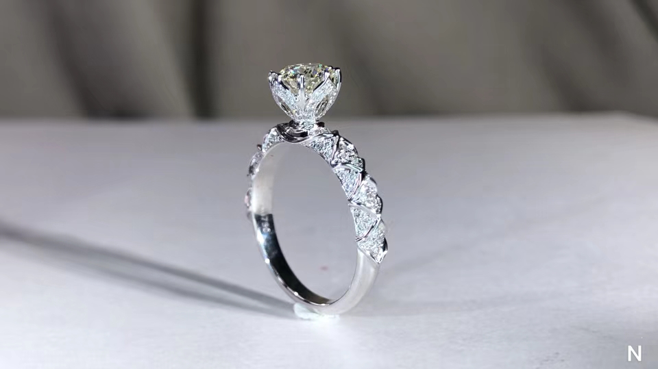 0.71ct H VS1 3EX圆钻钻戒,人鱼喷泉款式
