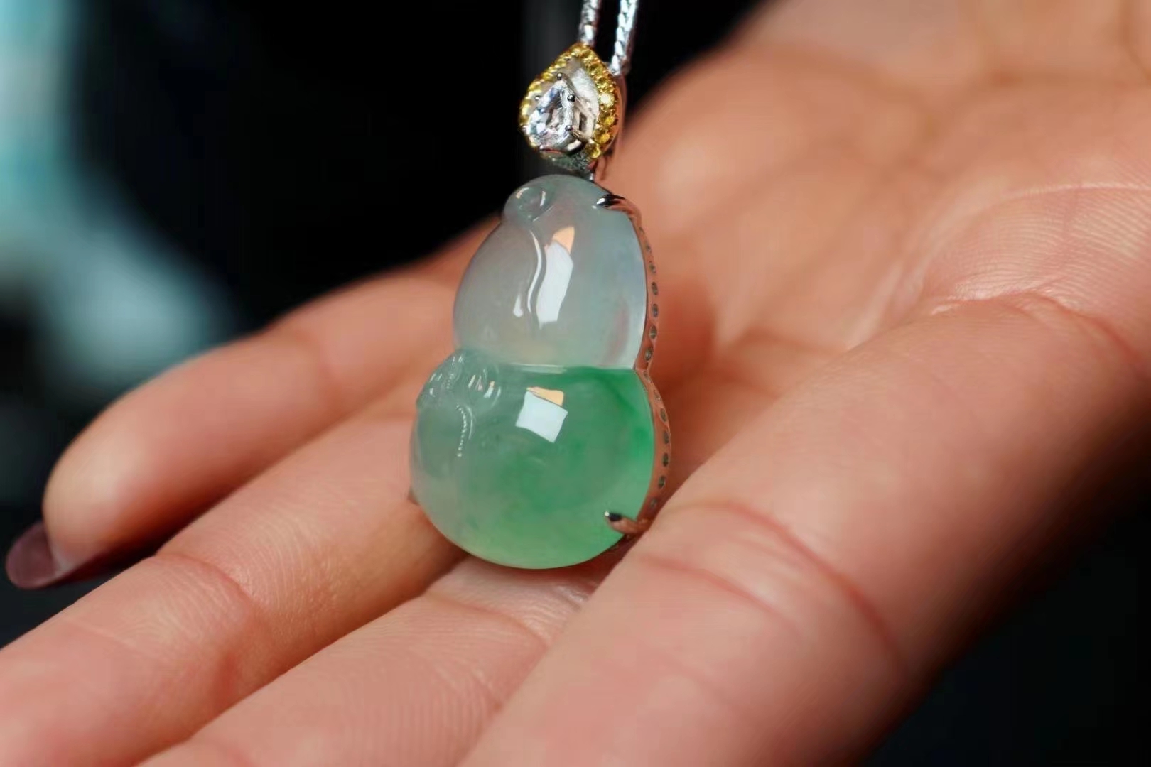 高冰甜绿厚庄的翡翠葫芦吊坠