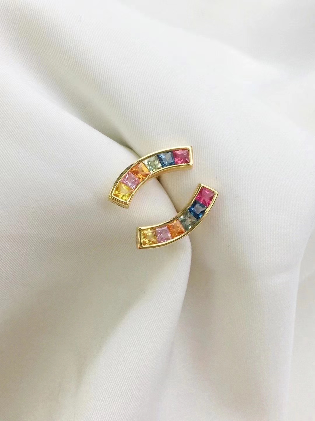 18K金彩虹蓝宝石微笑耳钉